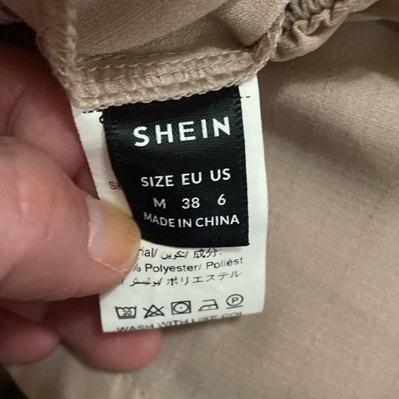 SHEIN Ruffle Romper with pockets. Women’s size Medium. - Picture 4 of 4